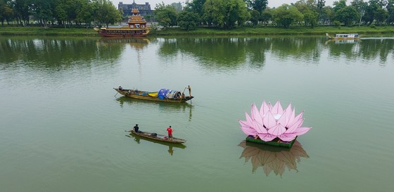 Cố đô Huế rộn ràng mùa Phật đản ảnh 4