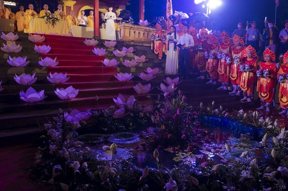 Sông Hương lung linh nhiệm màu cung đón 7 bước đi thanh tịnh của Đức Phật ảnh 12