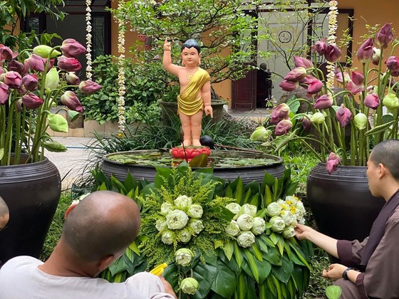 Cố đô Huế rộn ràng mùa Phật đản ảnh 19