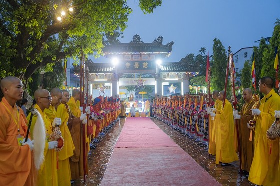 Trang nghiêm lễ chính thức Đại lễ Phật đản PL.2566 tại chùa Từ Đàm ảnh 8