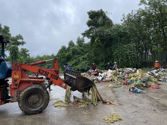 Thừa Thiên - Huế: Bắt quả tang doanh nghiệp đổ chất thải rắn trái phép ảnh 1