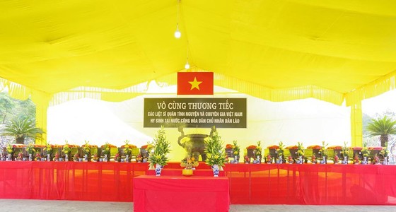 Thiêng liêng lễ truy điệu và an táng 16 hài cốt liệt sĩ hy sinh tại Lào ảnh 1