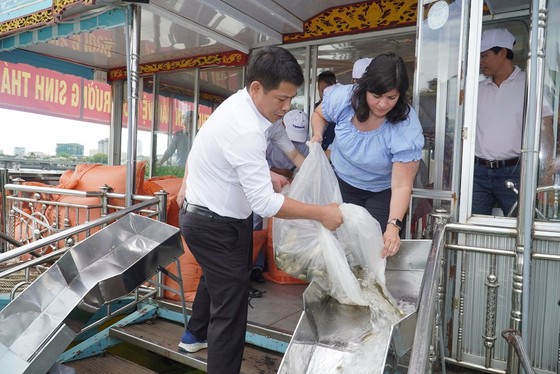 Thả cá tái tạo nguồn lợi thuỷ sản sông Hương ảnh 2