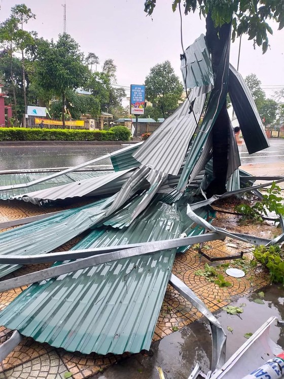 Mưa dông, lốc xoáy ở Thừa Thiên - Huế  khiến cây cối ngã đổ, hàng chục căn nhà tốc mái ảnh 2
