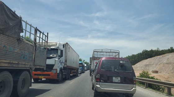 Truy tìm tài xế lái ô tô gây tai nạn chết người rồi bỏ trốn ảnh 1