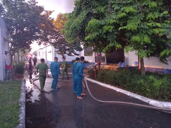 Hai tỉnh hợp sức dập tắt đám cháy tại doanh nghiệp dệt may lớn nhất Thừa Thiên – Huế ảnh 3