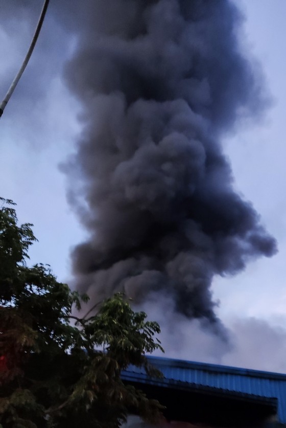 Hai tỉnh hợp sức dập tắt đám cháy tại doanh nghiệp dệt may lớn nhất Thừa Thiên – Huế ảnh 2