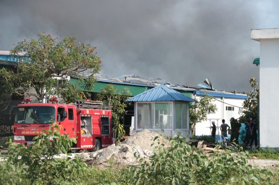 Hai tỉnh hợp sức dập tắt đám cháy tại doanh nghiệp dệt may lớn nhất Thừa Thiên – Huế ảnh 1