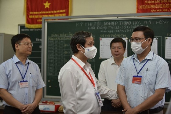 Bộ trưởng Bộ GD-ĐT động viên sĩ tử Thừa Thiên - Huế trước giờ thi Ngữ văn ảnh 1