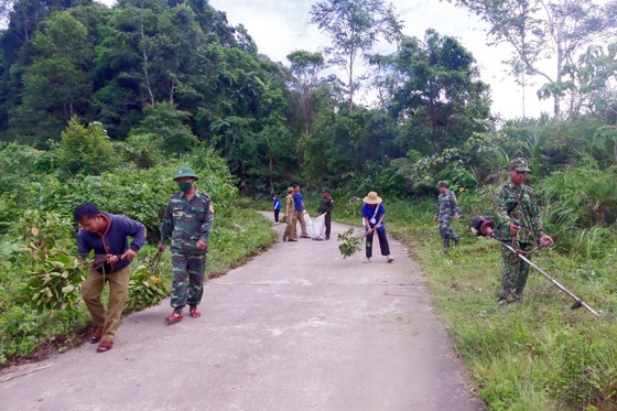 Lực lượng vũ trang Việt – Lào ra quân 'Ngày chủ nhật xanh' nơi biên giới ảnh 2