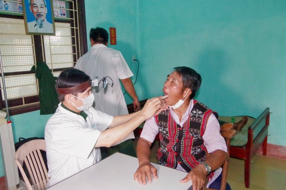 Khám chữa bệnh, tặng quà quân dân tại các xã biên giới ảnh 2