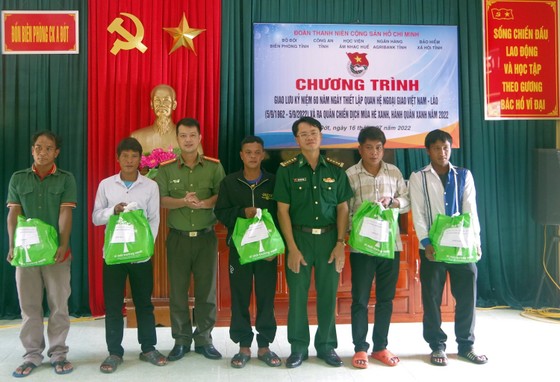 Khám chữa bệnh, tặng quà quân dân tại các xã biên giới ảnh 4