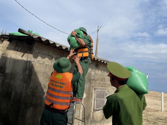 Thừa Thiên - Huế: Bộ đội, công an giúp dân phòng tránh bão ảnh 1