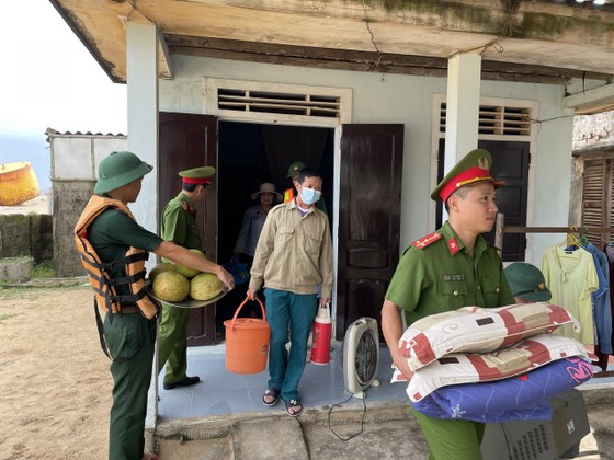 Thừa Thiên - Huế: Bộ đội, công an giúp dân phòng tránh bão ảnh 13