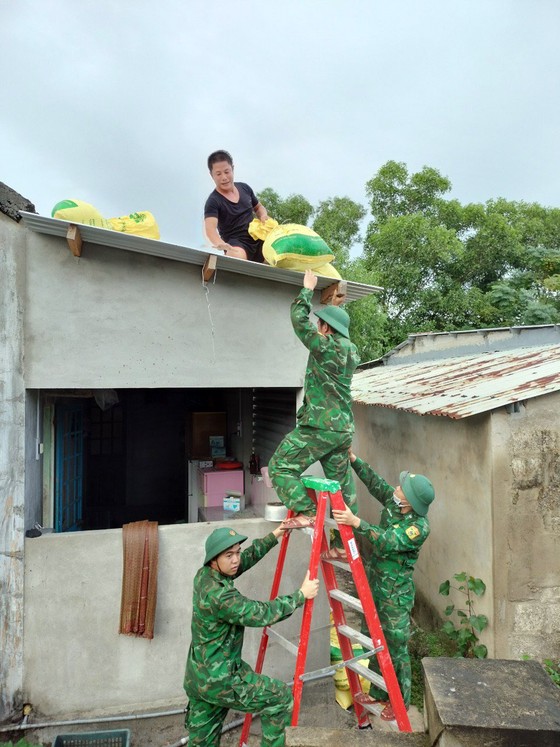 Thừa Thiên - Huế: Bộ đội, công an giúp dân phòng tránh bão ảnh 11