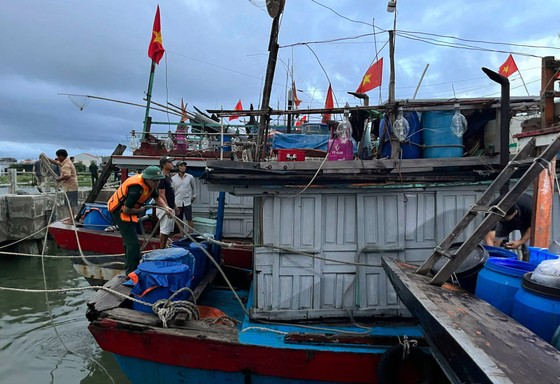Thừa Thiên - Huế: Bộ đội, công an giúp dân phòng tránh bão ảnh 6