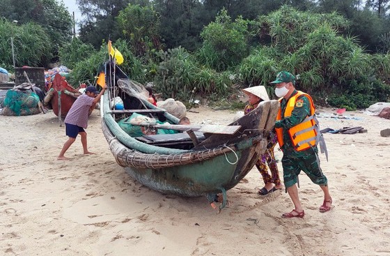 Thừa Thiên - Huế: Bộ đội, công an giúp dân phòng tránh bão ảnh 7