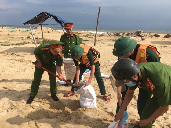 Thừa Thiên - Huế: Bộ đội, công an giúp dân phòng tránh bão ảnh 10