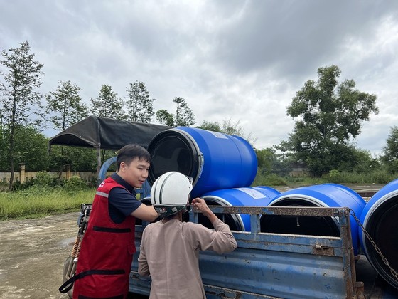 Thừa Thiên - Huế: Bộ đội, công an giúp dân phòng tránh bão ảnh 4