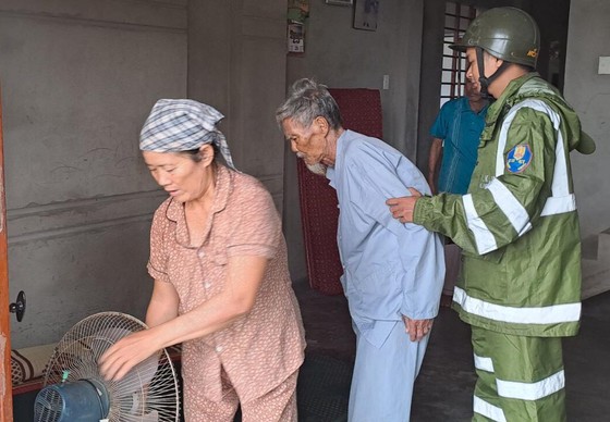 Kịp thời sơ cứu người đàn ông rơi từ trên cao xuống đất khi chằng chống mái nhà ảnh 2