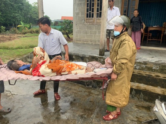 Thừa Thiên - Huế: Đội mưa, cõng dân đi tránh bão ảnh 9