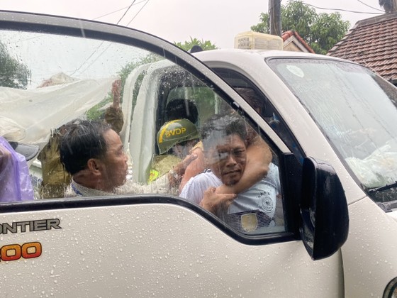 Thừa Thiên - Huế: Đội mưa, cõng dân đi tránh bão ảnh 7