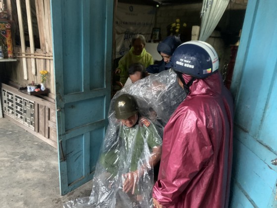Thừa Thiên - Huế: Đội mưa, cõng dân đi tránh bão ảnh 8