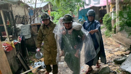 Thừa Thiên - Huế: Đội mưa, cõng dân đi tránh bão ảnh 2