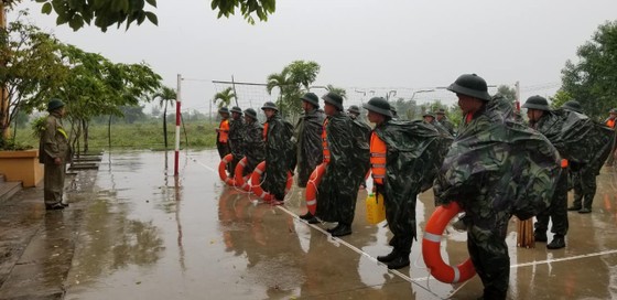 Thừa Thiên - Huế: Quân đội, công an hành quân về giúp dân khắc phục bão số 4 ảnh 7