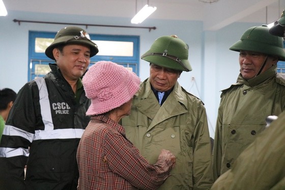 Phó Thủ tướng Lê Văn Thành động viên và tặng quà người dân đang trú ẩn tại Trường THCS Thuận An ảnh 1