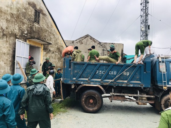 Thừa Thiên - Huế: Quân đội, công an hành quân về giúp dân khắc phục bão số 4 ảnh 1