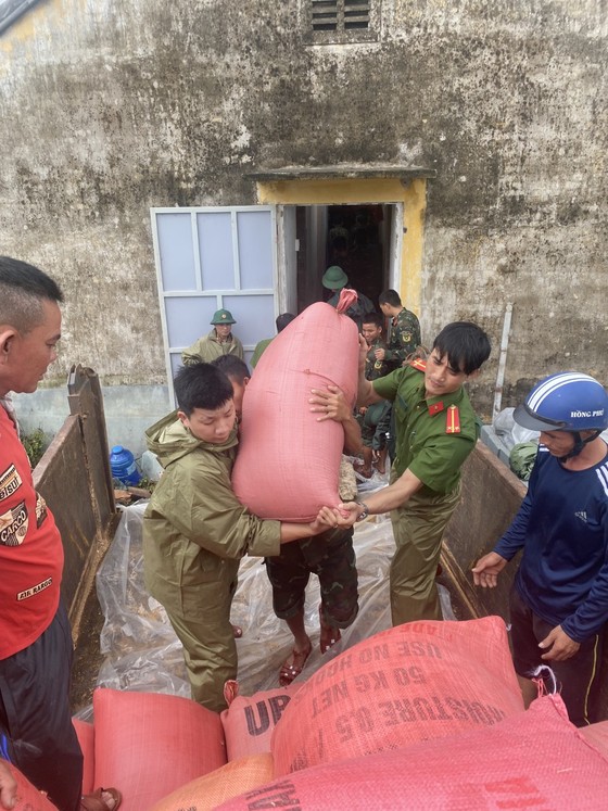 Thừa Thiên - Huế: Quân đội, công an hành quân về giúp dân khắc phục bão số 4 ảnh 3