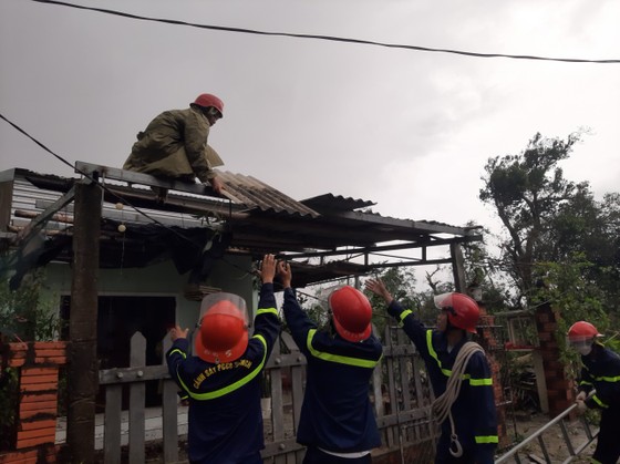 Thừa Thiên - Huế: Quân đội, công an hành quân về giúp dân khắc phục bão số 4 ảnh 11