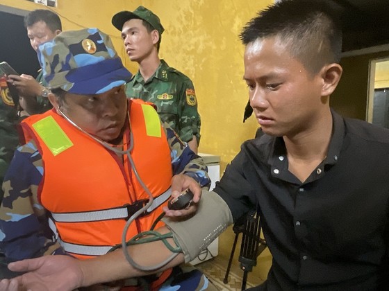 Xuyên đêm cứu 9 ngư dân bị nạn trên vùng biển Thừa Thiên - Huế ảnh 3