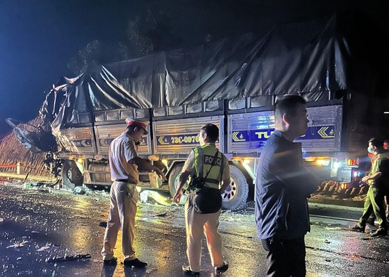 Tai nạn thảm khốc trên cao tốc Cam Lộ - La Sơn (Huế), 2 người chết, 13 người bị thương ảnh 2