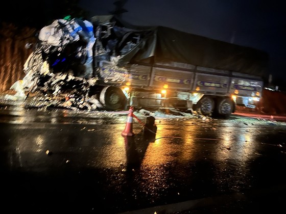 Tai nạn thảm khốc trên cao tốc Cam Lộ - La Sơn (Huế), 2 người chết, 13 người bị thương ảnh 1