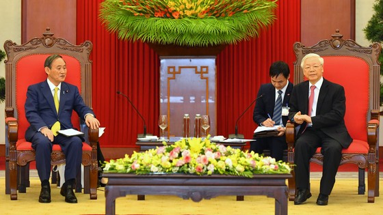 Thủ tướng Nhật Bản bắt đầu chuyến thăm chính thức Việt Nam ảnh 11