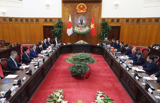 Thủ tướng Nhật Bản bắt đầu chuyến thăm chính thức Việt Nam ảnh 5