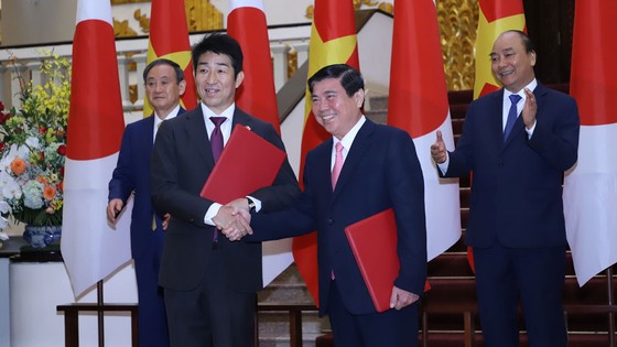 Thủ tướng Nhật Bản bắt đầu chuyến thăm chính thức Việt Nam ảnh 12