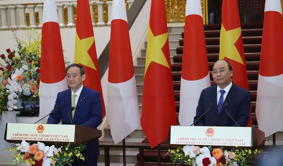 Thủ tướng Nhật Bản bắt đầu chuyến thăm chính thức Việt Nam ảnh 14