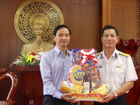 Tặng báo xuân và quà tết cho Vùng 2 Hải quân và Bộ đội Biên phòng tỉnh Bà Rịa - Vũng Tàu ảnh 2