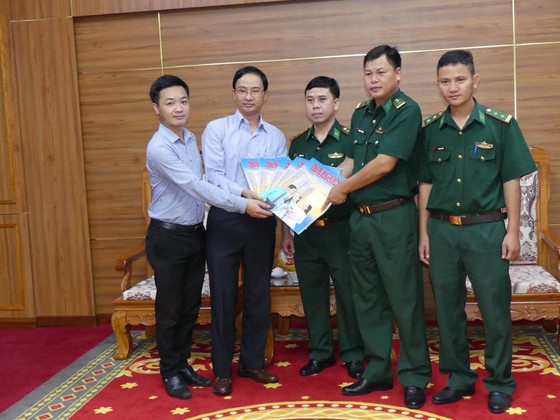 Tặng báo xuân và quà tết cho Vùng 2 Hải quân và Bộ đội Biên phòng tỉnh Bà Rịa - Vũng Tàu ảnh 1