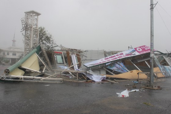 Cột truyền sóng cao khoảng 100m ở Hà Tĩnh bị bão làm đổ sập ảnh 2