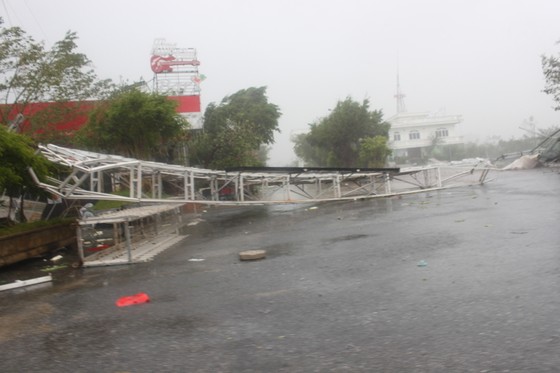 Cột truyền sóng cao khoảng 100m ở Hà Tĩnh bị bão làm đổ sập ảnh 1