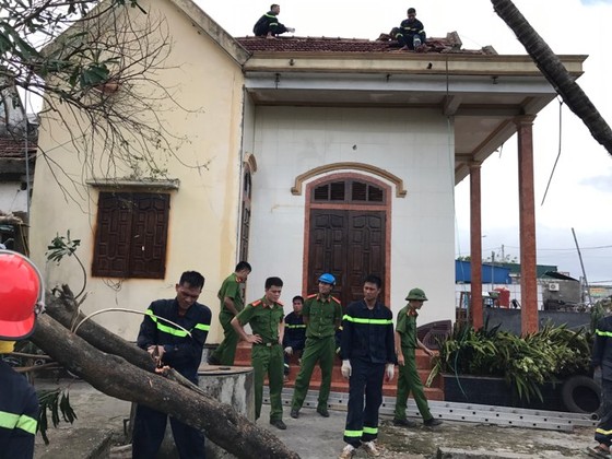 Nỗ lực giúp nhân dân khắc phục hậu quả sau bão số 10 ở Hà Tĩnh ảnh 12