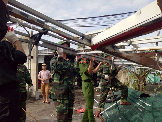 Nỗ lực giúp nhân dân khắc phục hậu quả sau bão số 10 ở Hà Tĩnh ảnh 14