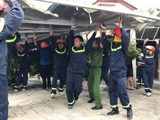 Nỗ lực giúp nhân dân khắc phục hậu quả sau bão số 10 ở Hà Tĩnh ảnh 10