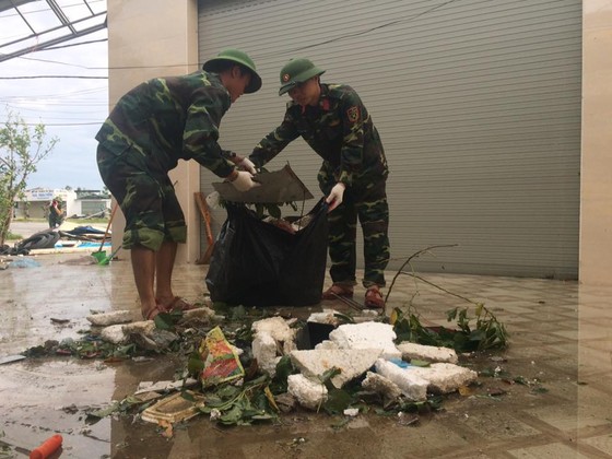 Nỗ lực giúp nhân dân khắc phục hậu quả sau bão số 10 ở Hà Tĩnh ảnh 8