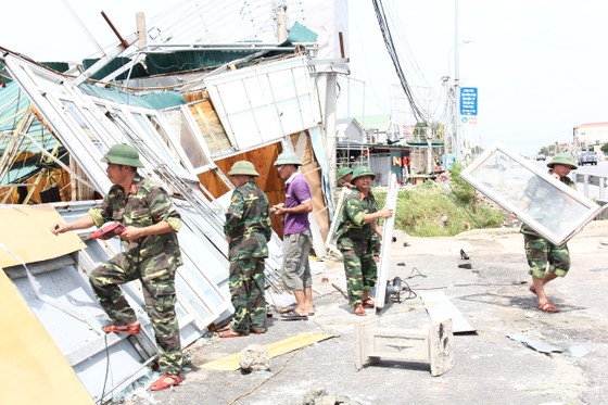 Nỗ lực giúp nhân dân khắc phục hậu quả sau bão số 10 ở Hà Tĩnh ảnh 9