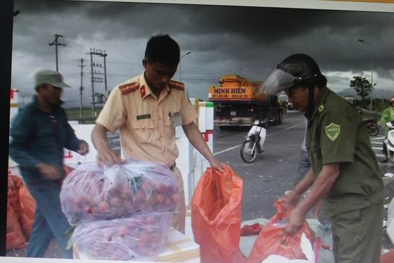 Người dân giúp thu gom hàng tấn trái cây sau tai nạn lật xe container ảnh 4